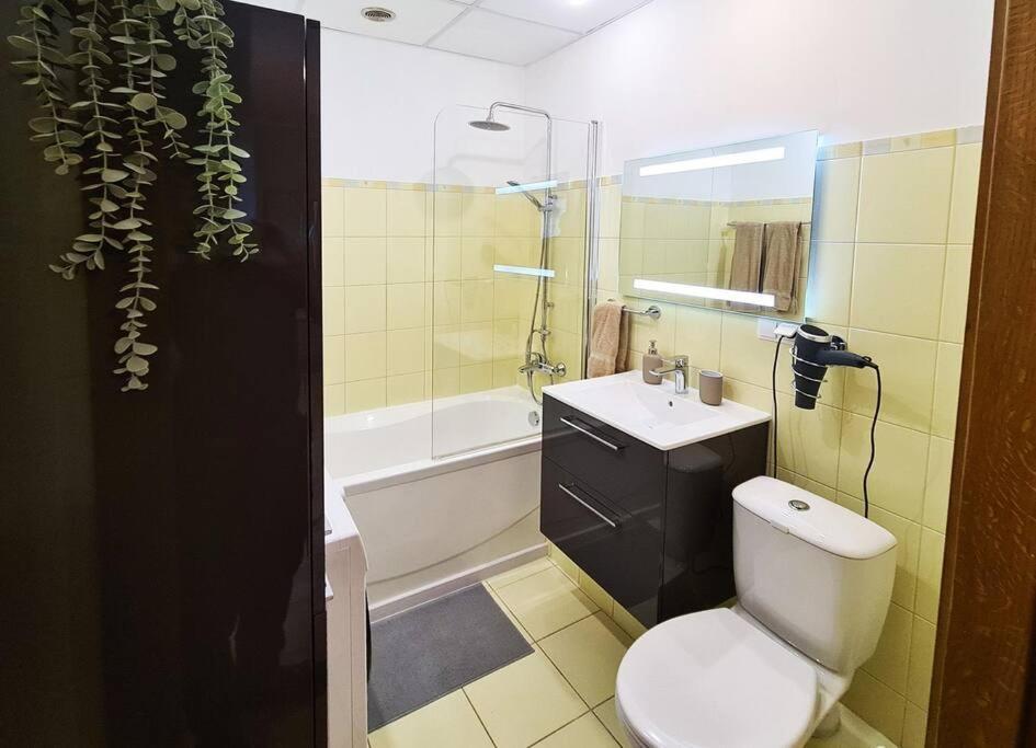 Stylish Apartment With Parking & Spacious Balcony Rīga Exterior foto