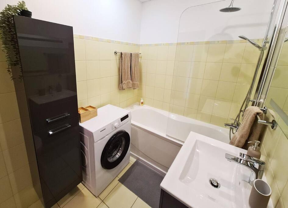 Stylish Apartment With Parking & Spacious Balcony Rīga Exterior foto